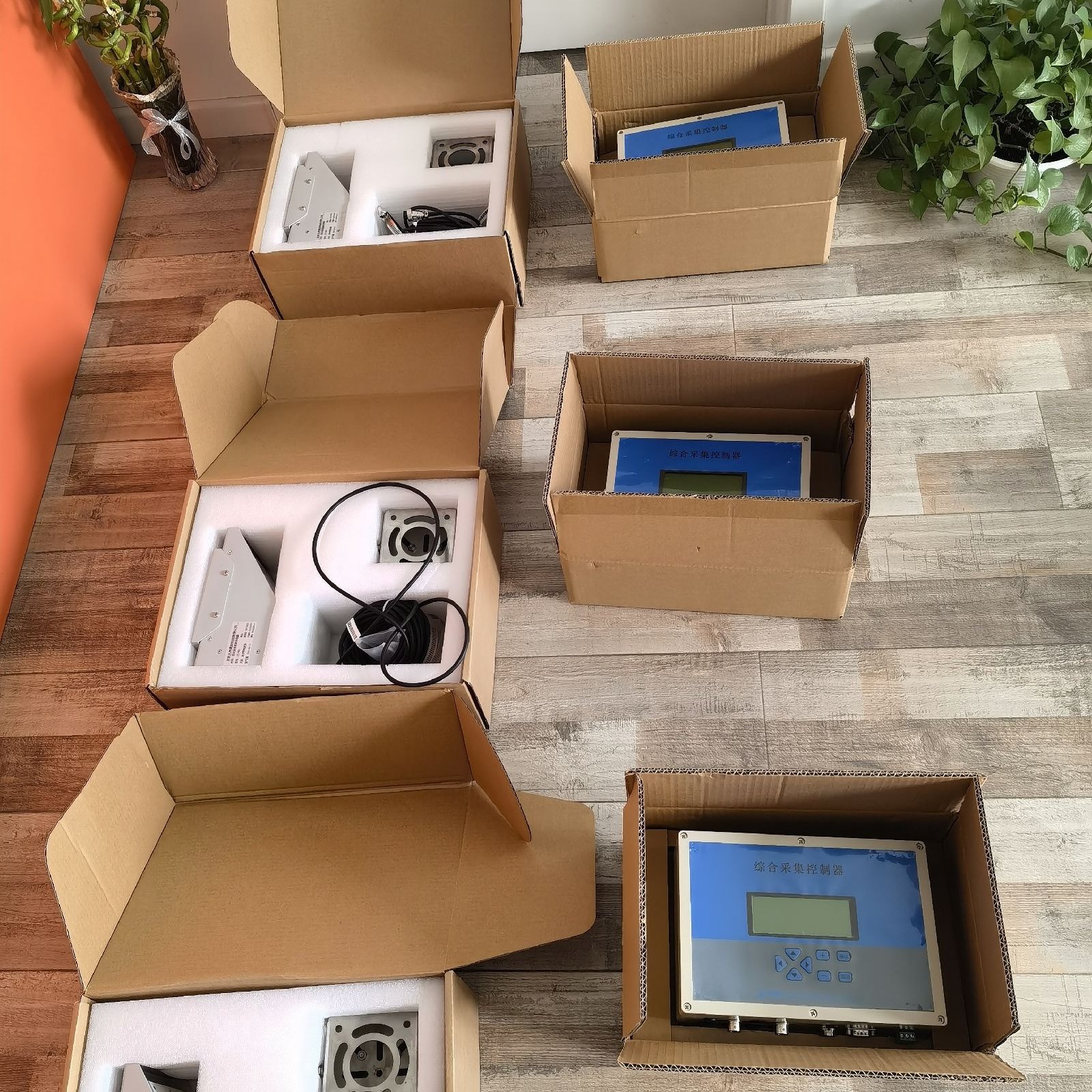 Reference project-batch packaging with radar sensors, brackets, cables and separate controllers